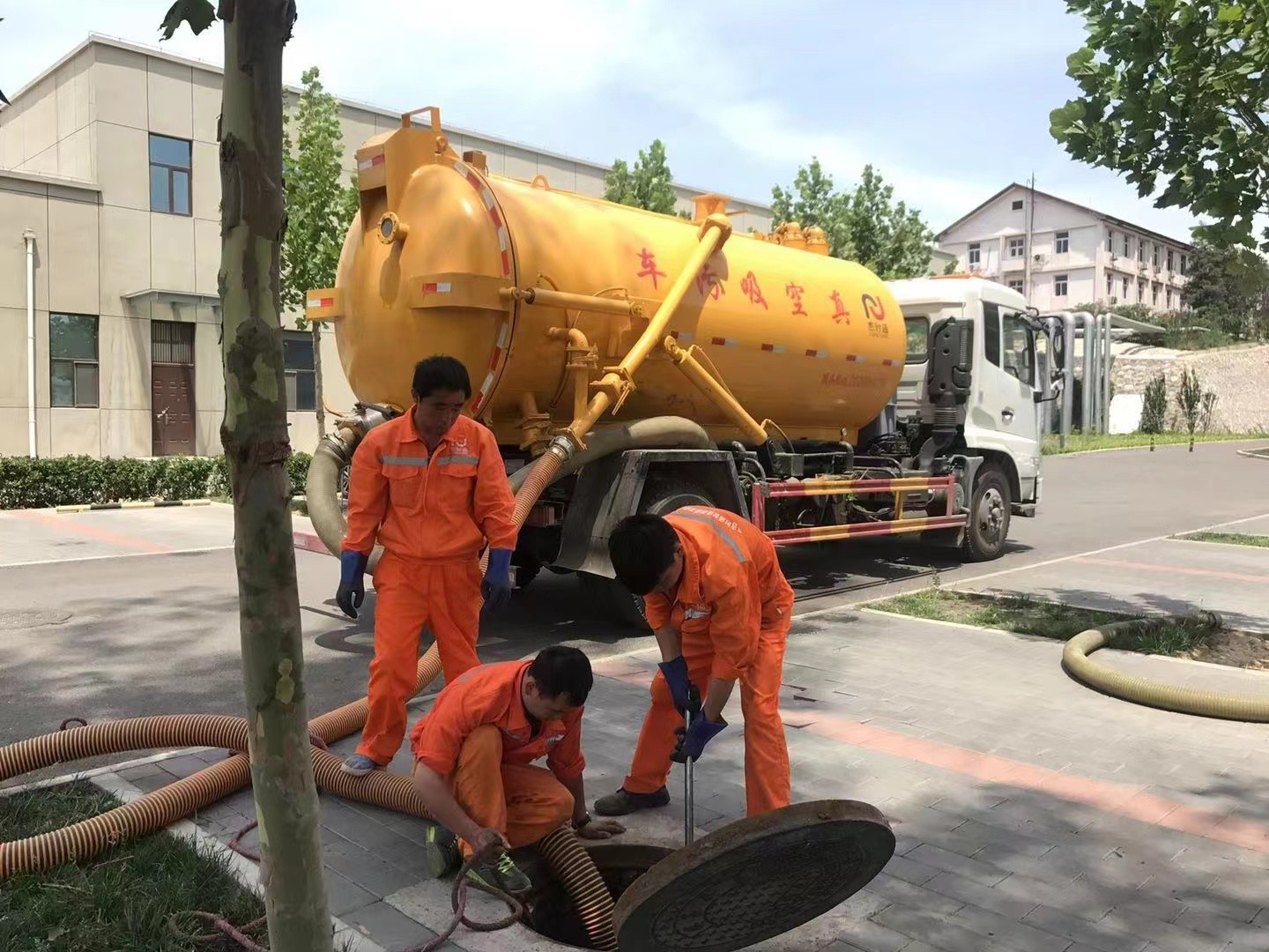 饶阳管道疏通车停在窨井附近